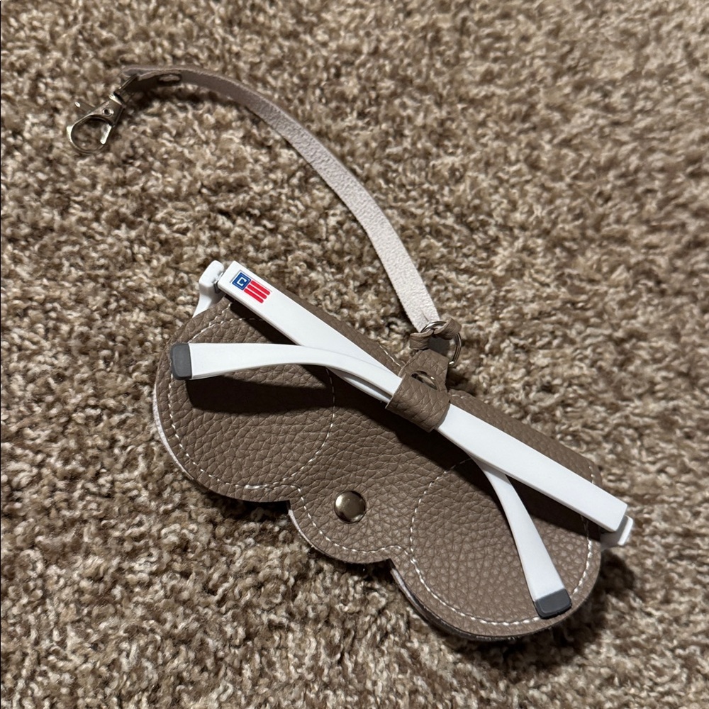 Eyeglass holder to clip to bag or belt - faux leather - super cute!! - Picture 4 of 6